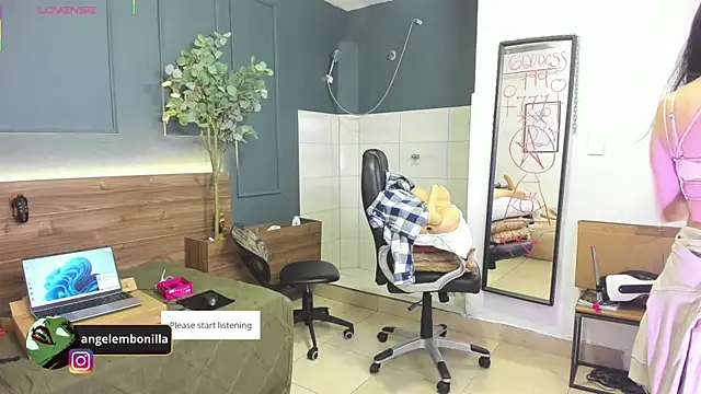 Snapshot of megan_morgan01 chatting on 05/06/26, 12:21 megan morgan01 online show from 05/06/26, 12:21