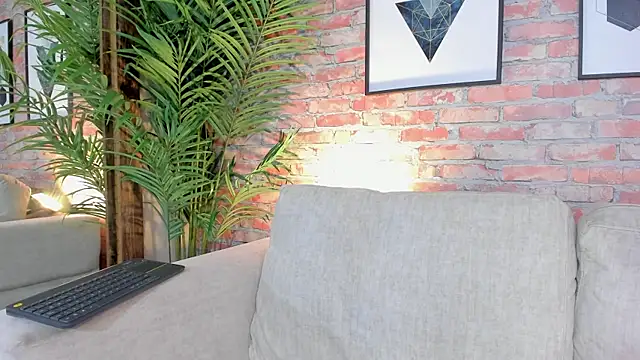 DahianaWalcott online show from 03/18/25, 08:15