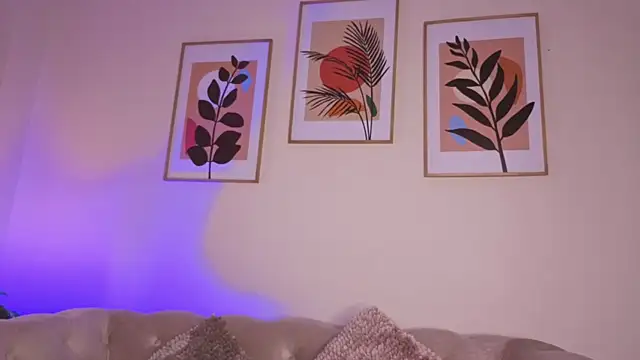 DahianaWalcott online show from 12/17/25, 08:15