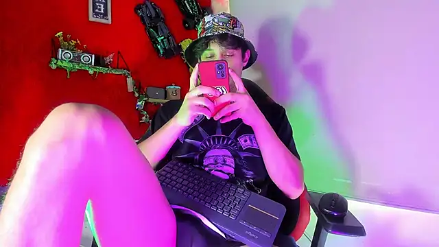 LilOwen  online show from 11/21/25, 06:39