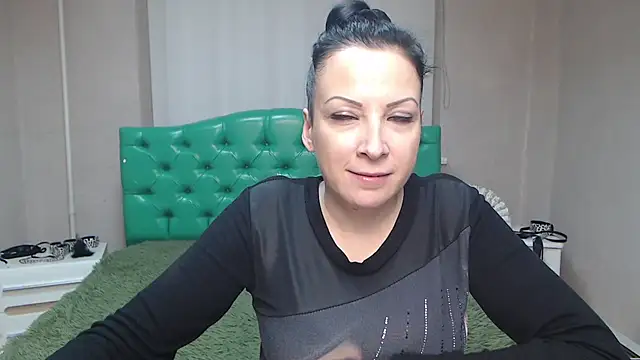 Snapshot of ElizabethSho chatting on 12/08/24, 03:21 ElizabethSho online show from 12/08/24, 03:21