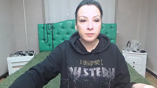 Snapshot of ElizabethSho chatting on 12/15/24, 06:26 ElizabethSho online show from 12/15/24, 06:26