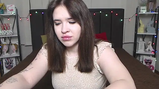 Snapshot of LauraHlot chatting on 02/06/25, 06:13 LauraHlot online show from 02/06/25, 06:13