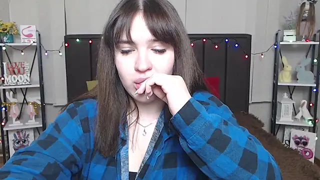 Snapshot of LauraHlot chatting on 02/10/25, 09:47 LauraHlot online show from 02/10/25, 09:47