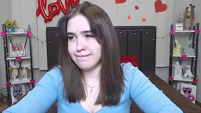 Snapshot of LauraHlot chatting on 02/13/25, 04:32 LauraHlot online show from 02/13/25, 04:32