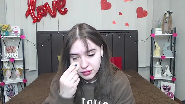 Snapshot of LauraHlot chatting on 02/13/25, 06:27 LauraHlot online show from 02/13/25, 06:27