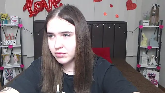 Snapshot of LauraHlot chatting on 02/18/25, 04:04 LauraHlot online show from 02/18/25, 04:04