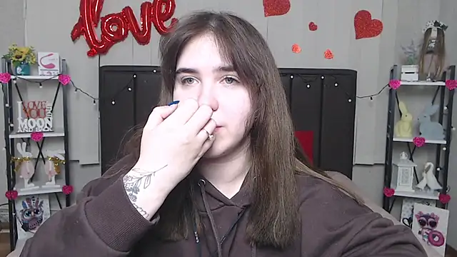 Snapshot of LauraHlot chatting on 02/25/25, 03:31 LauraHlot online show from 02/25/25, 03:31
