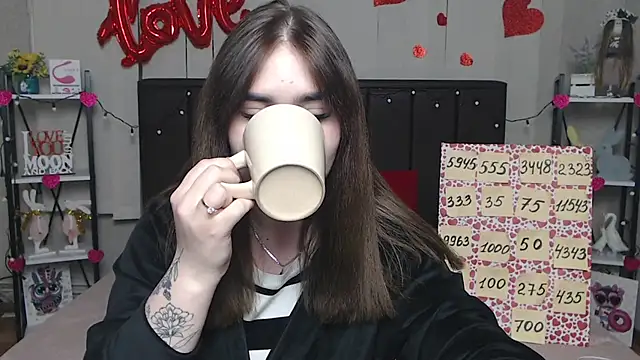 Snapshot of LauraHlot chatting on 03/17/25, 12:19 LauraHlot online show from 03/17/25, 12:19