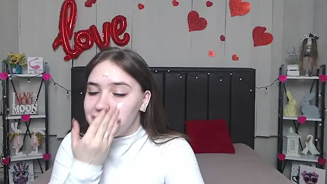 Snapshot of LauraHlot chatting on 03/17/25, 06:32 LauraHlot online show from 03/17/25, 06:32