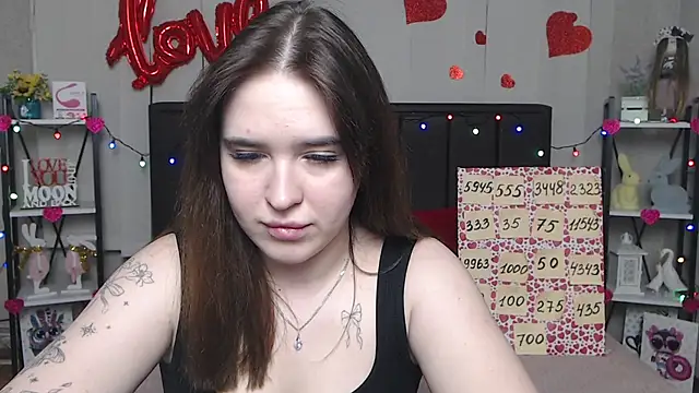 Snapshot of LauraHlot chatting on 03/19/25, 01:40 LauraHlot online show from 03/19/25, 01:40