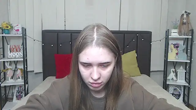 Snapshot of LauraHlot chatting on 10/10/25, 05:45 LauraHlot online show from 10/10/25, 05:45