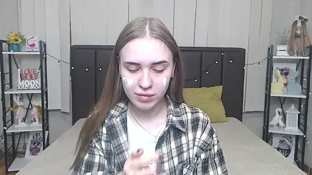 Snapshot of LauraHlot chatting on 10/13/25, 05:40 LauraHlot online show from 10/13/25, 05:40