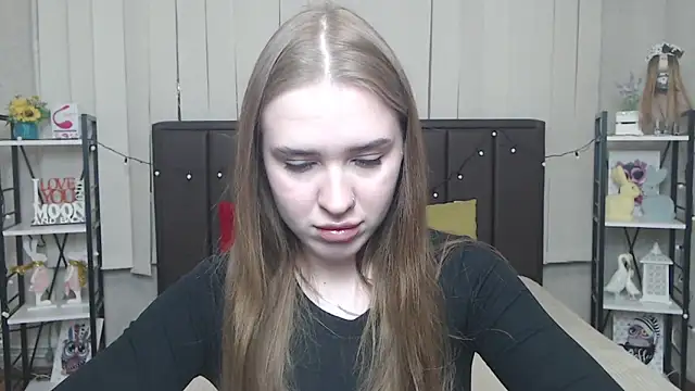 Snapshot of LauraHlot chatting on 10/15/25, 05:46 LauraHlot online show from 10/15/25, 05:46