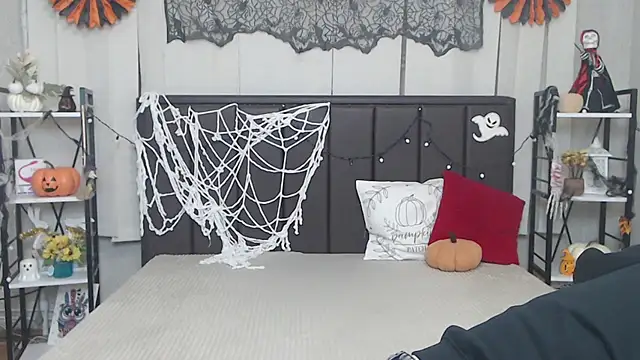 Snapshot of LauraHlot chatting on 10/23/25, 05:33 LauraHlot online show from 10/23/25, 05:33
