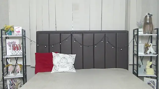 LauraHlot online show from 11/22/25, 06:51