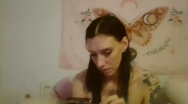 Snapshot of averietheangel chatting on 02/28/25, 07:03 averietheangel online show from 02/28/25, 07:03