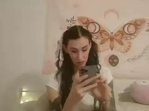 Snapshot of averietheangel chatting on 03/21/25, 09:01 averietheangel online show from 03/21/25, 09:01