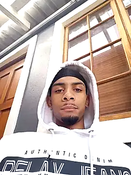 Snapshot of 29YOURZ_28_ chatting on 12/13/24, 03:43 29YOURZ 28 online show from 12/13/24, 03:43