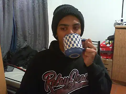 Snapshot of 29YOURZ_28_ chatting on 09/19/25, 06:48 29YOURZ 28 online show from 09/19/25, 06:48
