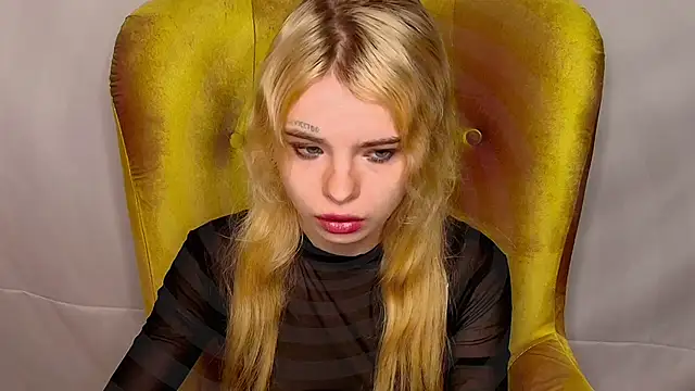 Snapshot of MisssLola chatting on 10/26/25, 02:01 MisssLola online show from 10/26/25, 02:01