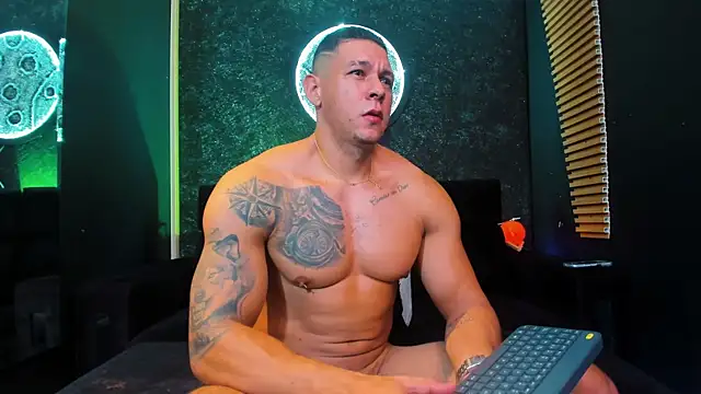 Snapshot of MassimoWalton2 chatting on 12/18/24, 03:04 MassimoWalton2 online show from 12/18/24, 03:04