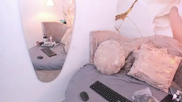 melaniecooperr online show from 12/02/24, 11:34