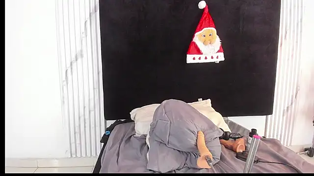 melaniecooperr online show from 12/16/24, 09:09