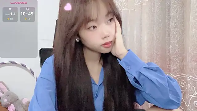 Snapshot of Lvy--v chatting on 10/30/25, 10:43 Lvy--v online show from 10/30/25, 10:43