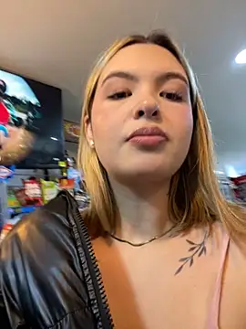 Snapshot of Odett_ chatting on 10/15/25, 02:44 Odett online show from 10/15/25, 02:44