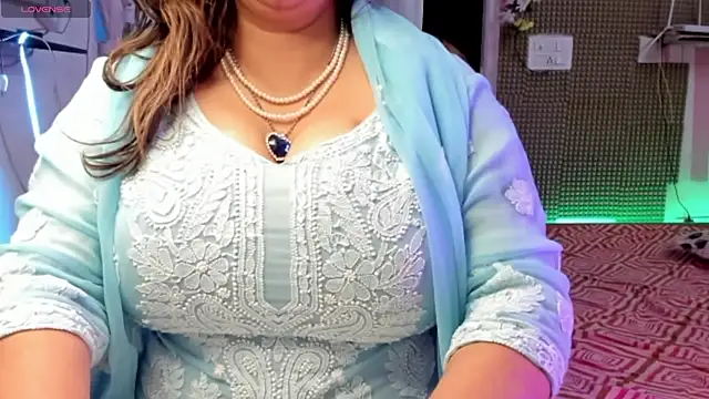 Snapshot of Gulabi_Queen chatting on 03/09/25, 03:38 Gulabi Queen online show from 03/09/25, 03:38