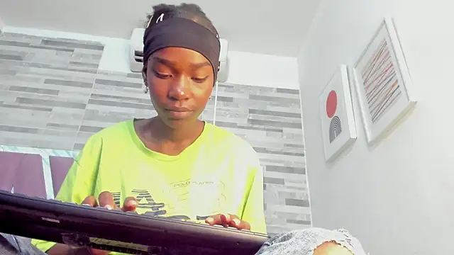 Snapshot of ebony_march chatting on 10/29/25, 06:42 ebony march online show from 10/29/25, 06:42