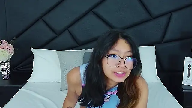 Snapshot of Yommi_Winx chatting on 01/11/25, 01:48 Yommi Winx online show from 01/11/25, 01:48