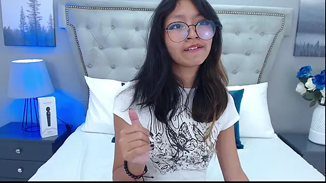 Snapshot of Yommi_Winx chatting on 03/11/25, 01:59 Yommi Winx online show from 03/11/25, 01:59