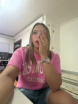 Snapshot of Martina_Miiller chatting on 05/18/26, 01:06 Martina Miiller online show from 05/18/26, 01:06