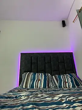 Snapshot of IssabellaLopez chatting on 12/20/25, 04:25 IssabellaLopez online show from 12/20/25, 04:25