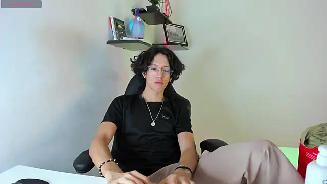 Snapshot of manu_vera chatting on 10/18/25, 02:58 manu vera online show from 10/18/25, 02:58
