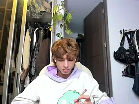 Snapshot of santy-kitty chatting on 02/04/25, 01:23 santy-kitty online show from 02/04/25, 01:23