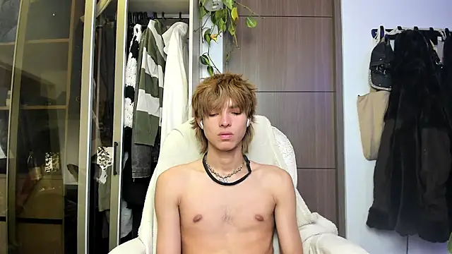 Snapshot of santy-kitty chatting on 02/27/25, 06:50 santy-kitty online show from 02/27/25, 06:50