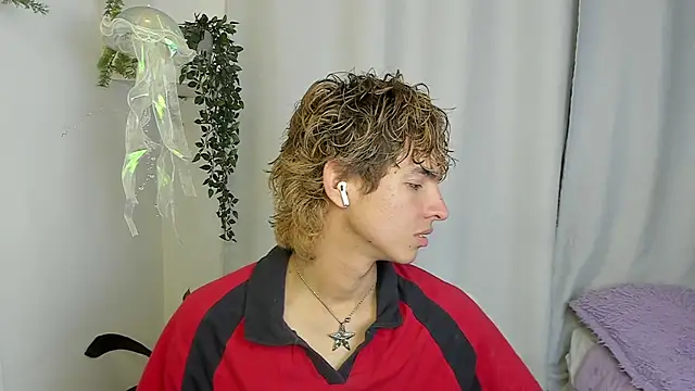 Snapshot of santy-kitty chatting on 10/08/25, 03:15 santy-kitty online show from 10/08/25, 03:15