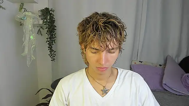 Snapshot of santy-kitty chatting on 10/17/25, 02:26 santy-kitty online show from 10/17/25, 02:26