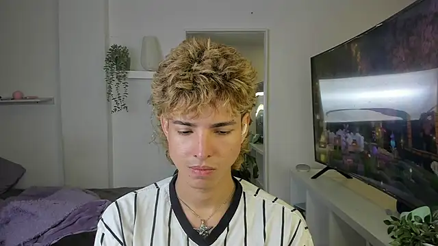 Snapshot of santy-kitty chatting on 11/08/25, 01:28 santy-kitty online show from 11/08/25, 01:28