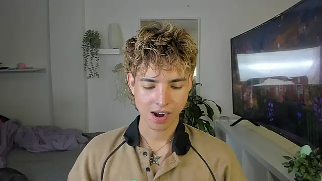 Snapshot of santy-kitty chatting on 11/09/25, 01:48 santy-kitty online show from 11/09/25, 01:48