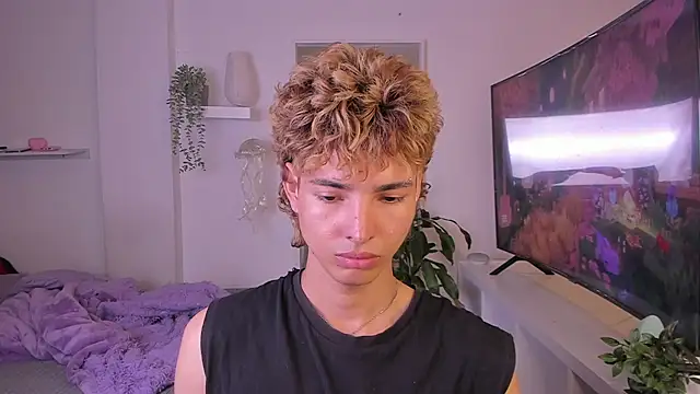 Snapshot of santy-kitty chatting on 11/10/25, 01:26 santy-kitty online show from 11/10/25, 01:26