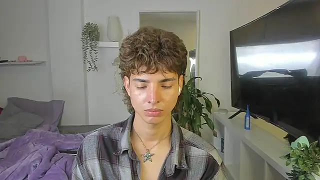 Snapshot of santy-kitty chatting on 11/11/25, 04:01 santy-kitty online show from 11/11/25, 04:01