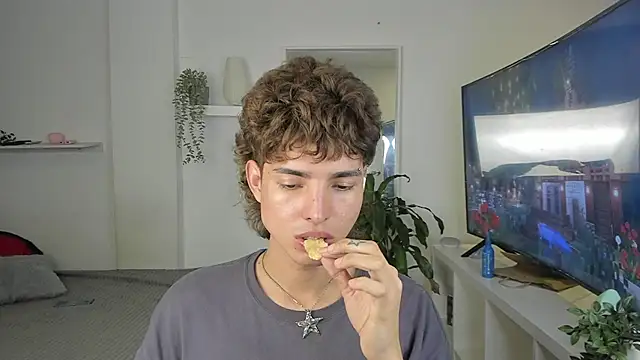 Snapshot of santy-kitty chatting on 11/12/25, 02:23 santy-kitty online show from 11/12/25, 02:23