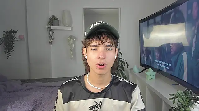 Snapshot of santy-kitty chatting on 12/03/25, 03:47 santy-kitty online show from 12/03/25, 03:47