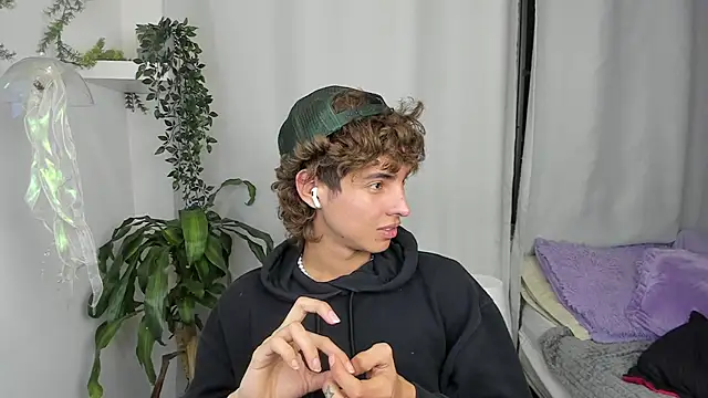 Snapshot of santy-kitty chatting on 12/18/25, 03:45 santy-kitty online show from 12/18/25, 03:45