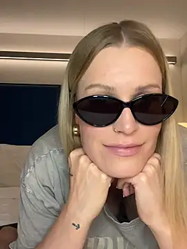 Snapshot of Sissy-Bee chatting on 02/12/25, 05:26 Sissy-Bee online show from 02/12/25, 05:26