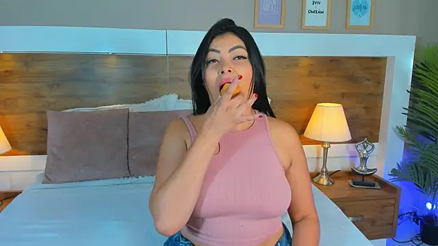 Snapshot of EmaBakker chatting on 01/16/25, 11:37 EmaBakker online show from 01/16/25, 11:37